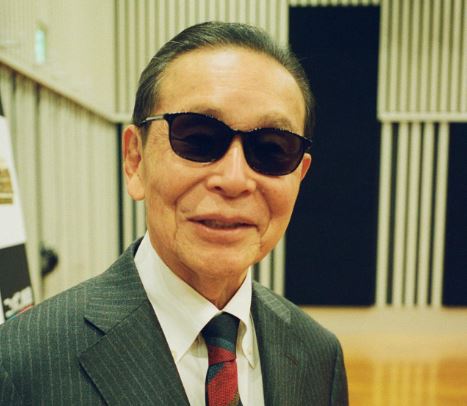 タモリは本当に失明している？右目の事故原因とサングラスの理由を解説