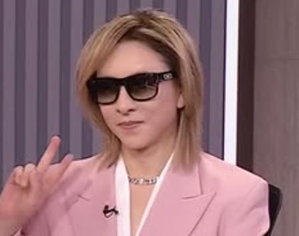 YOSHIKIはなぜ金持ち？印税や海外事業・ディナーショー収入を徹底解説